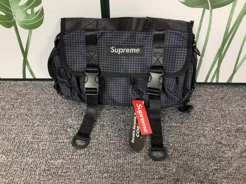 Bag Supreme Mini Duffle Preta