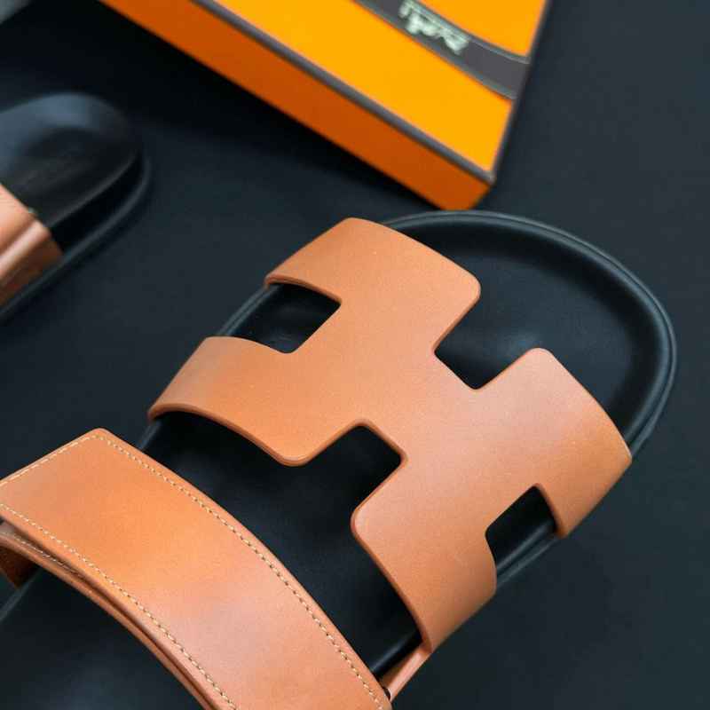 Sandália Hermès Chypre Preta/Marrom