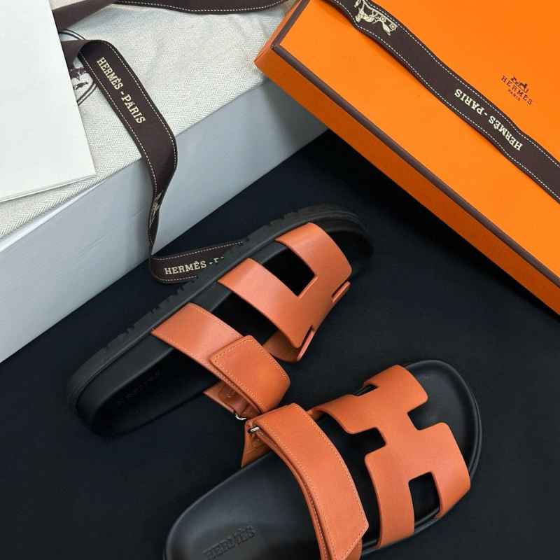 Sandália Hermès Chypre Preta/Marrom