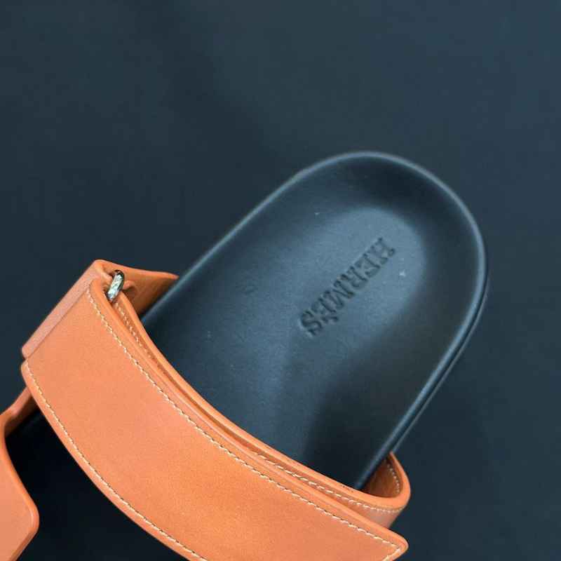 Sandália Hermès Chypre Preta/Marrom