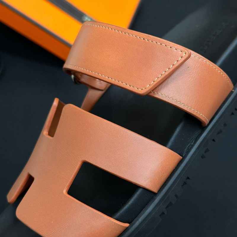 Sandália Hermès Chypre Preta/Marrom