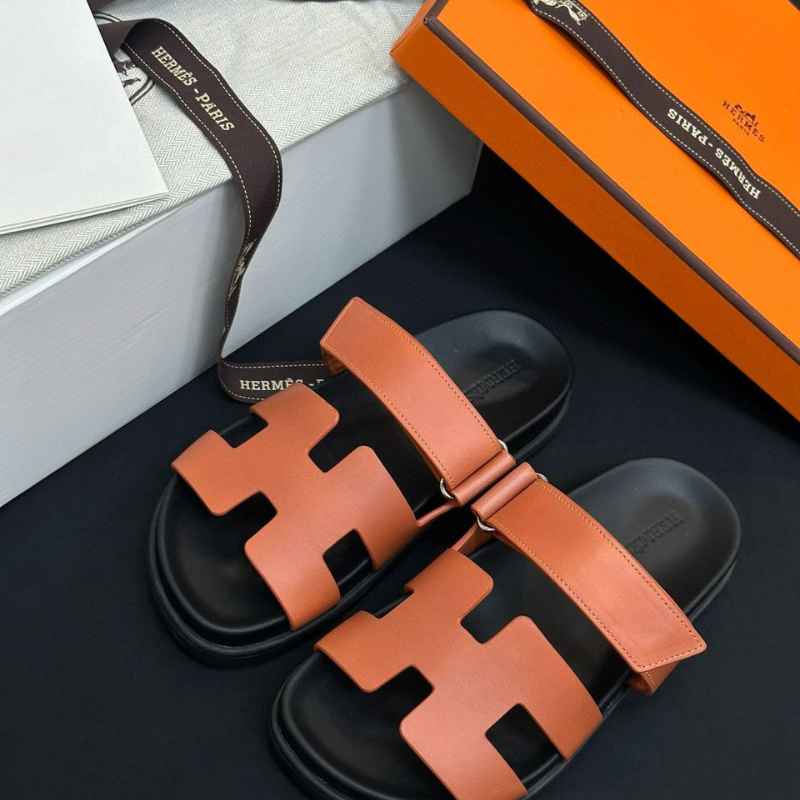 Sandália Hermès Chypre Preta/Marrom