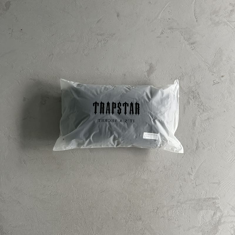 Jaqueta Trapstar Irongate Embossed Puffer Preta