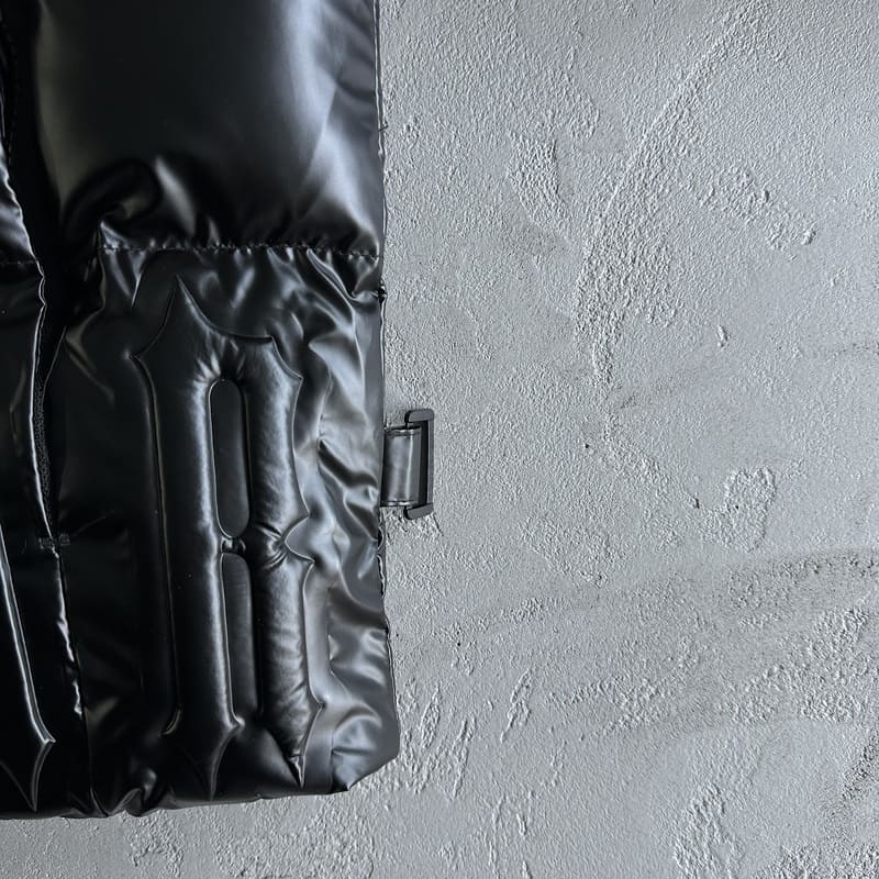 Jaqueta Trapstar Irongate Embossed Puffer Preta